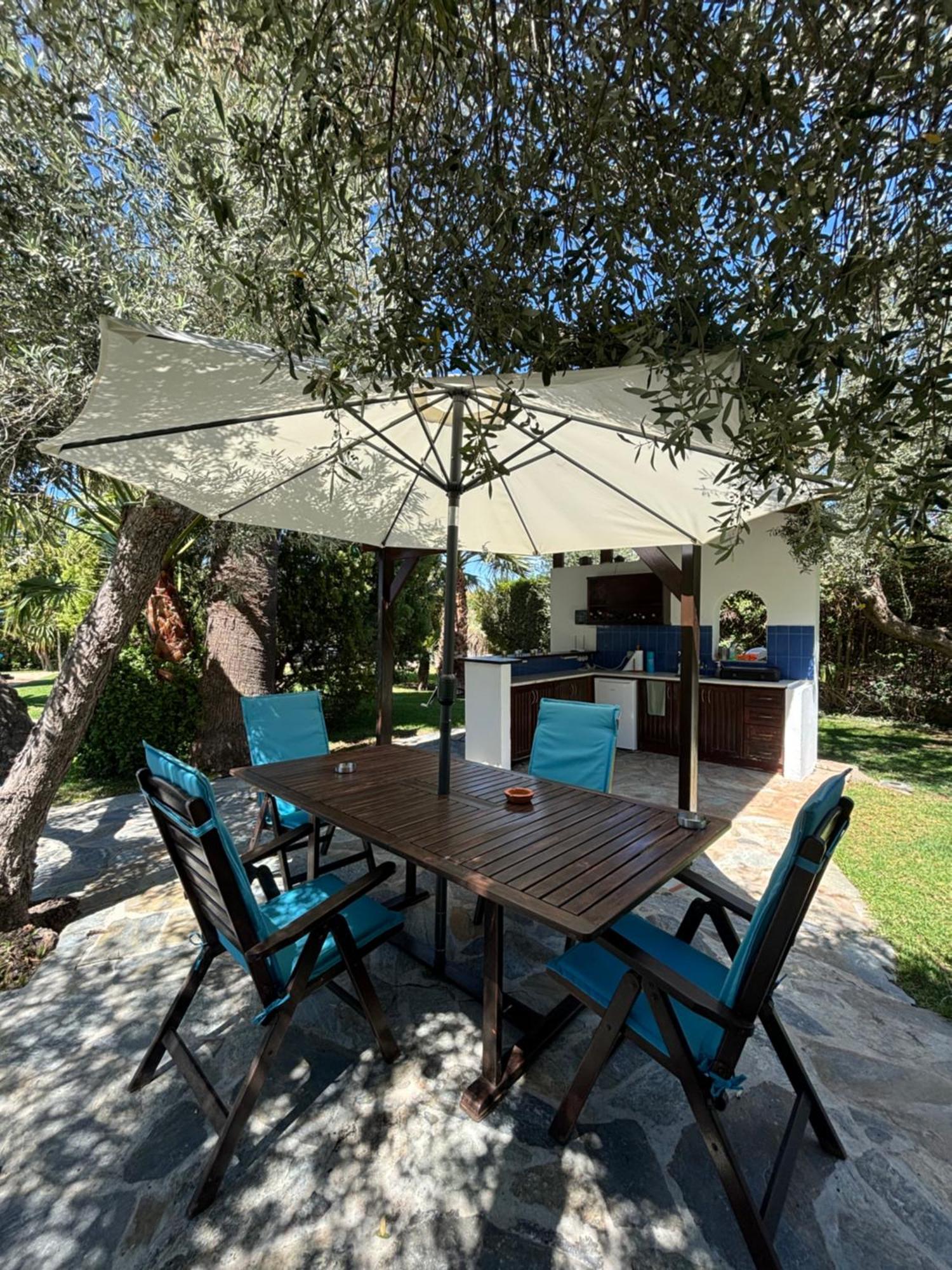 Country House With Pool And Big Garden Oropos Exterior photo